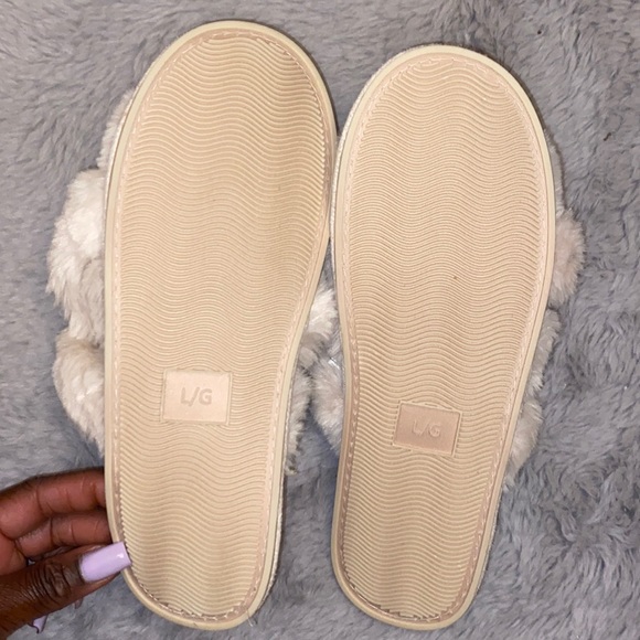 BEIGE FLUFFY HOUSE SLIPPERS | SIZE : LARGE / 9 - Picture 3 of 3